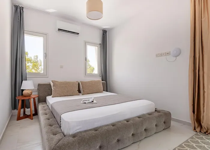 Daire Sanders Cruise *